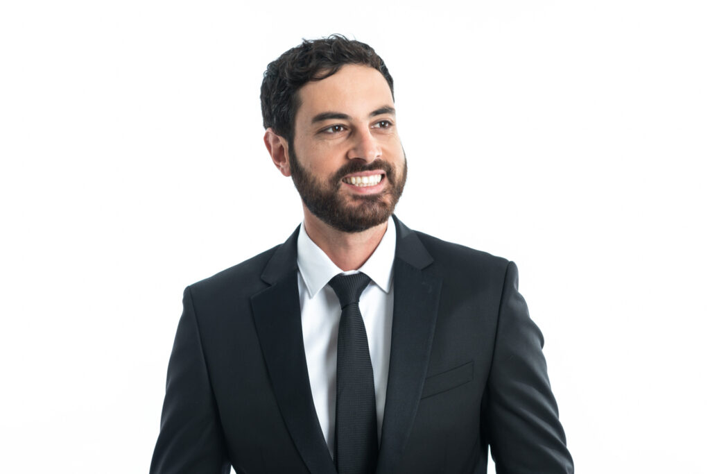 צילום שמראה אדם עם חליפה מחייך