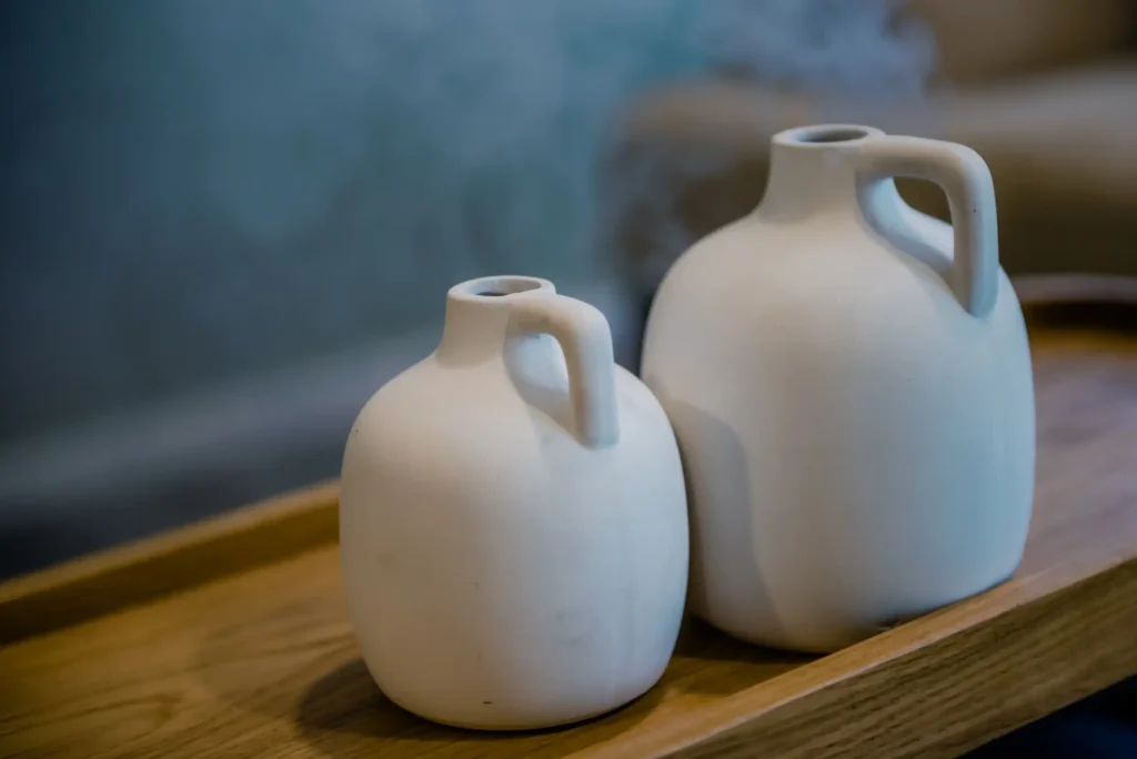 שני כדים על מדף עץ