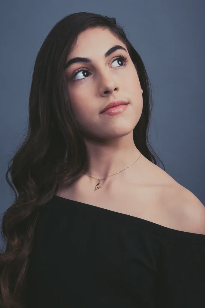 בוק שחקן מקצועי בסטודיו - צילום לבוק שחקנית ודוגמנים