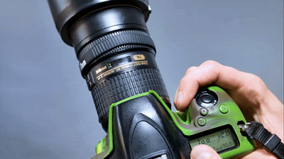 לימודי צילום למתחילים - הדגמת אחיזה נכונה ושליטה בכפתורי המצלמה הדיגיטלית בקורס צילום של נתי גולד